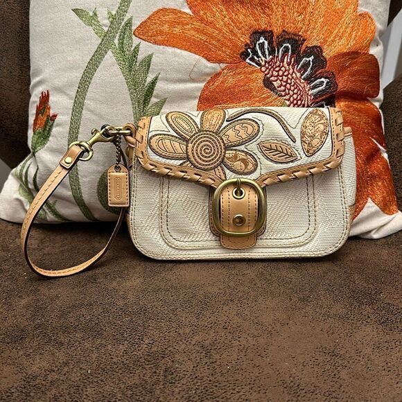 COACH BLEEKER VACHETTA LEATHER FLORAL APPLIQUÉ & FABRIC WRISTLET LTD ED 2007 EUC - Picture 3 of 14